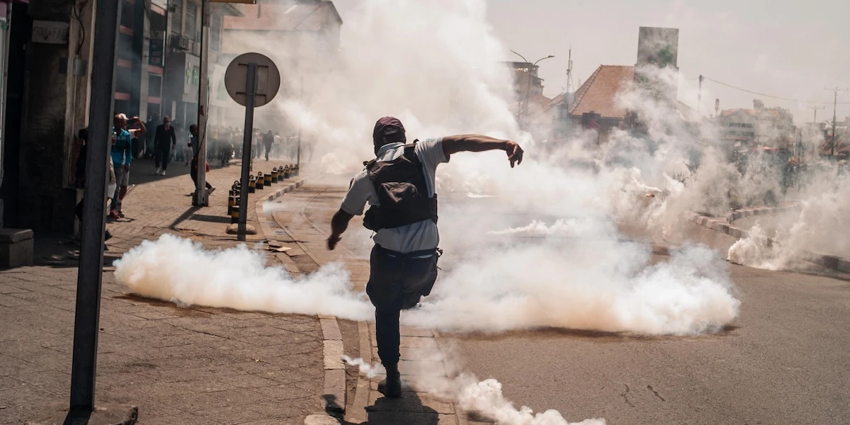 1 minuto faIl presidente del Madagascar ha sciolto il governoDopo giorni di proteste che si sono svolte con modalità, rivendicazioni e simboli simili a quelli che si sono visti negli ultimi mesi in Nepal e Indonesia