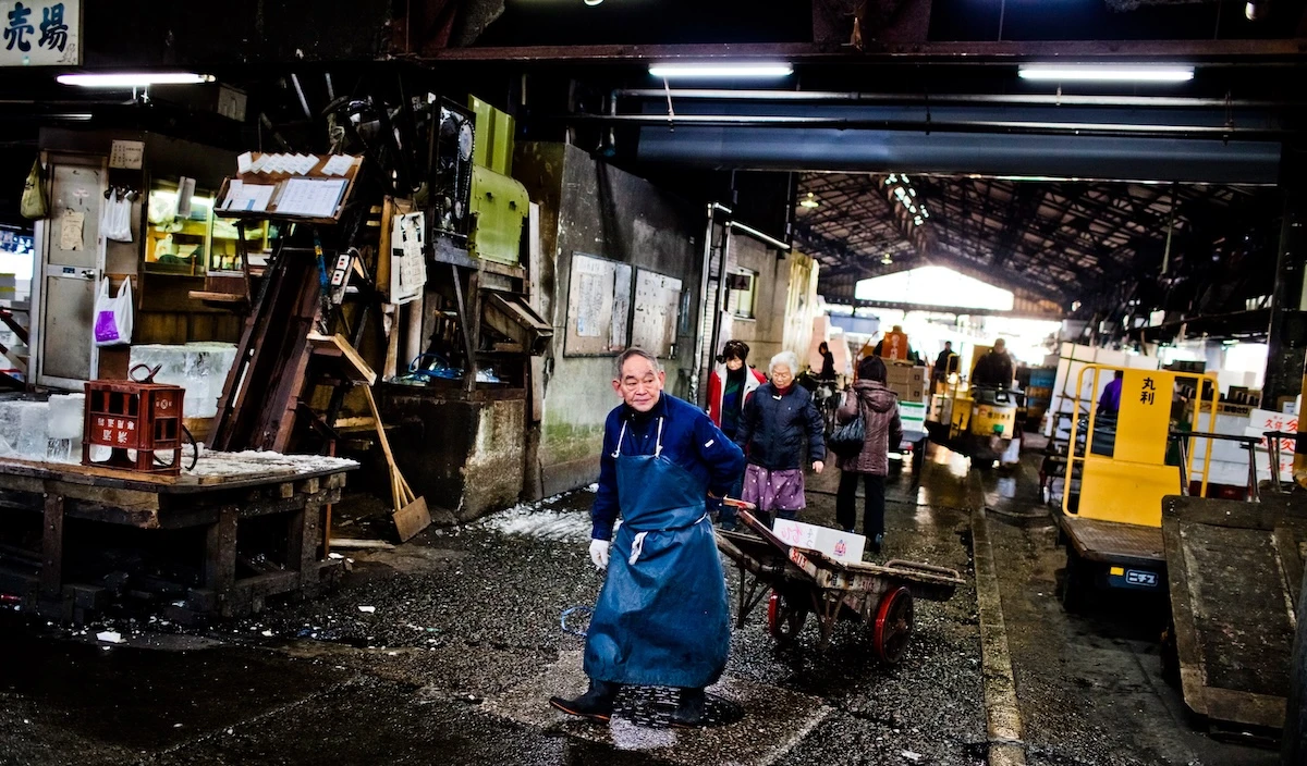 2 minuti faL’unico posto di Tokyo dove si può essere trattati maleÈ il mercato del pesce, fino al 2018 nella leggendaria sede di Tsukiji, raccontato da Flavio Parisi in “Tokyo è una grande cucina”