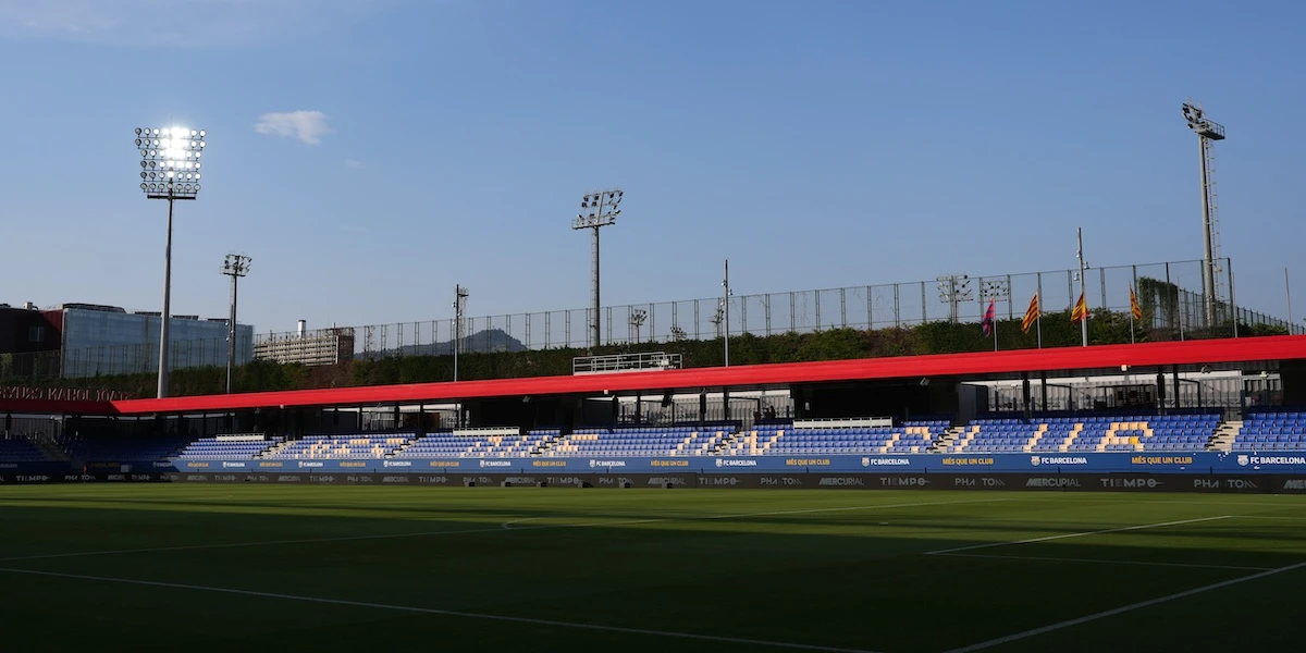 1 minuto faCom’è che il Barcellona è finito a giocare in uno stadio da 6mila postiDopo che avrebbe dovuto iniziare la stagione nel suo Camp Nou da 105mila posti, che però all'inizio avrà solo 62mila posti, anzi 27mila