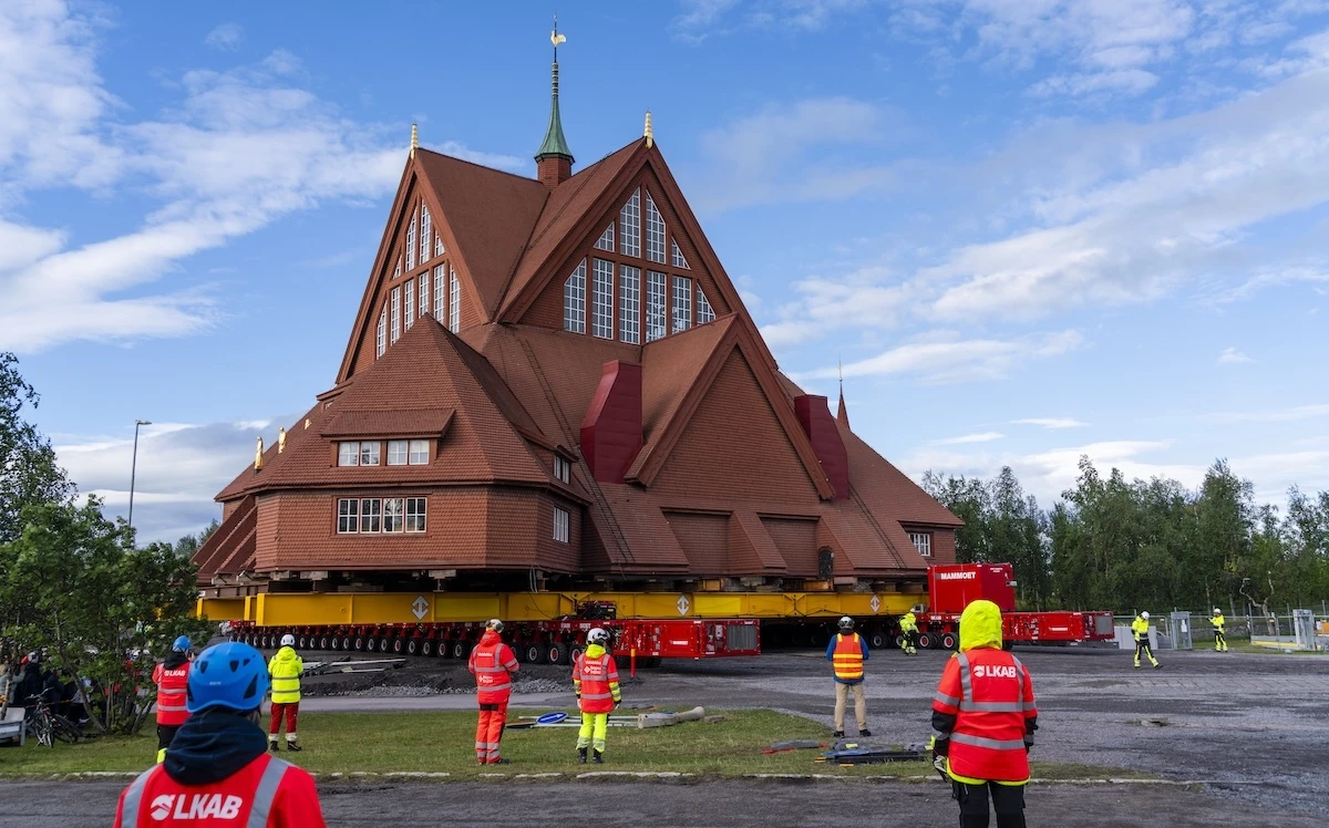 pochi secondi faI lavori per spostare una chiesa intera, in SveziaÈ quella di Kiruna, che come il resto del centro città deve essere trasportata un po' più a est, per fare spazio a una miniera