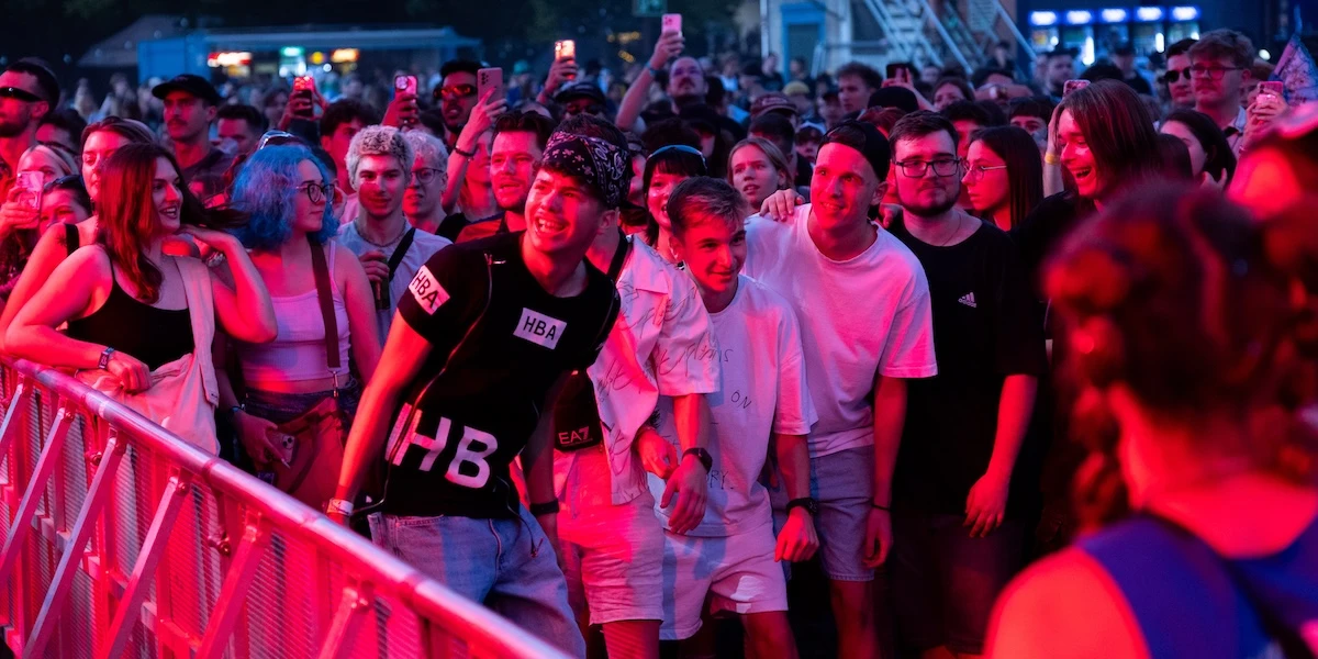 3 minuti faSta cambiando la musica per Viktor OrbánIl primo ministro ungherese è criticato sempre di più ai concerti e ai festival: è cominciato tutto con una canzone che parlava di lui senza farlo direttamente