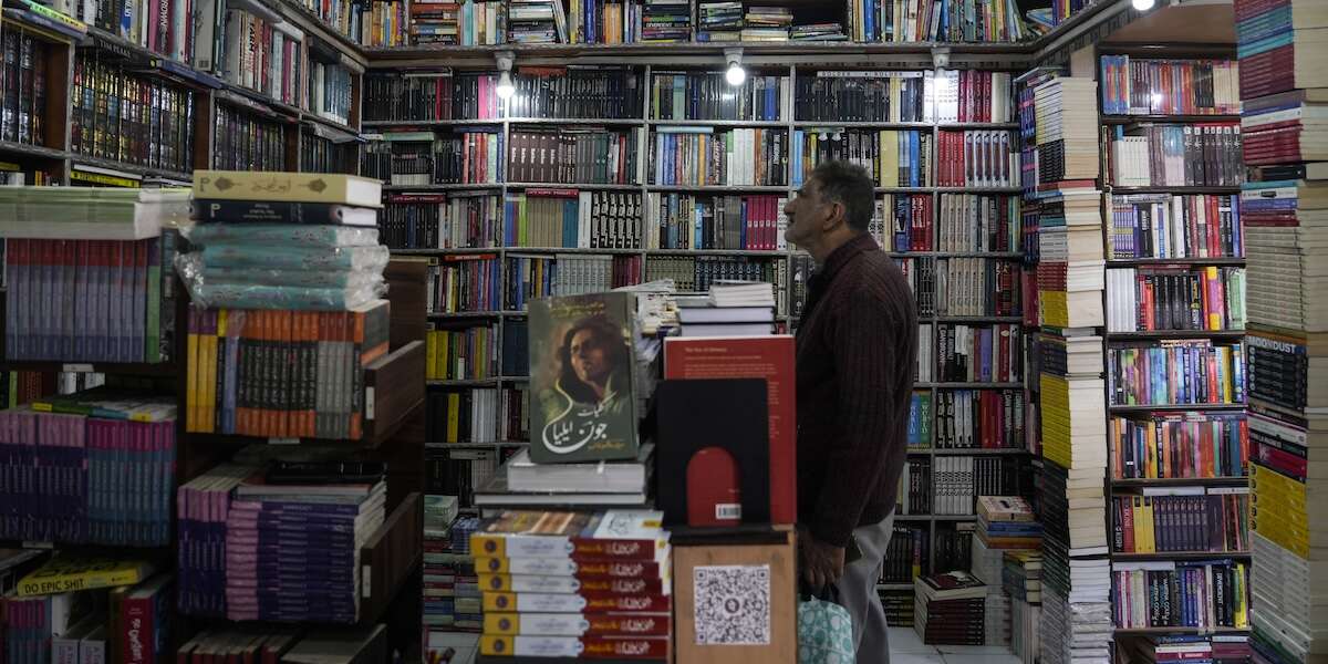 La polizia indiana in Kashmir ha sequestrato centinaia di libri perché promuoverebbero un partito islamico vietato