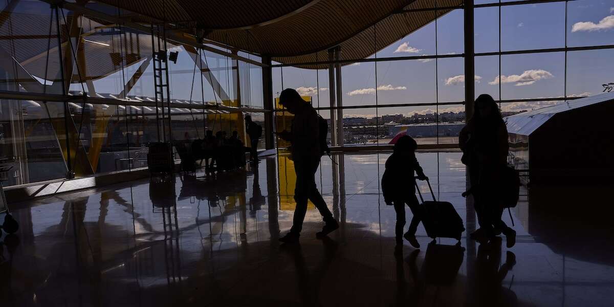 Sempre più persone dormono all’aeroporto di Madrid BarajasSono centinaia ogni notte e non è chiaro chi debba occuparsene: è un problema per loro e per chi lavora in aeroporto