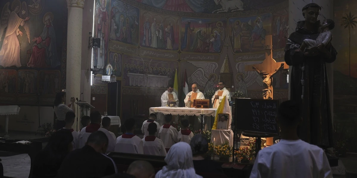 1 minuto faL’esercito israeliano ha attaccato l’unica chiesa cattolica nella Striscia di GazaQuella della Sacra Famiglia, a cui era molto legato anche papa Francesco: il numero di feriti però non è chiaro