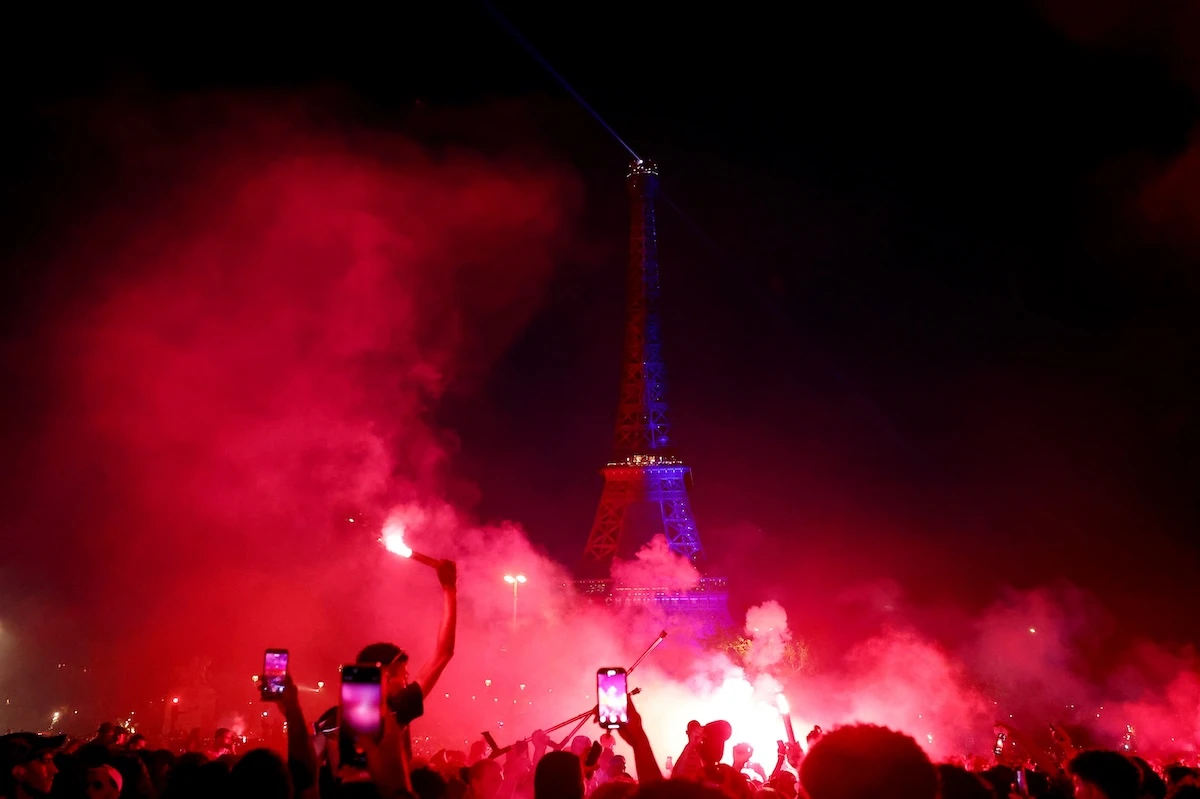 4 minuti faGli scontri e gli arresti a Parigi dopo la vittoria del Paris Saint-GermainCon decine di migliaia di persone in strada, auto e negozi danneggiati e quasi 80 arresti