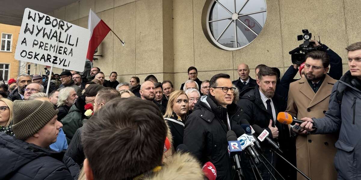 L’ex primo ministro polacco Mateusz Morawiecki è stato incriminato per come cercò di impedire il rinvio delle presidenziali del 2020