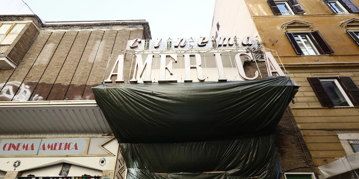 Alla fine alcuni cinema chiusi di Roma potranno restare dei cinemaLo ha annunciato il presidente del Lazio, dopo settimane di proteste per la proposta di trasformare tutte le sale in disuso in negozi o altre attività commerciali