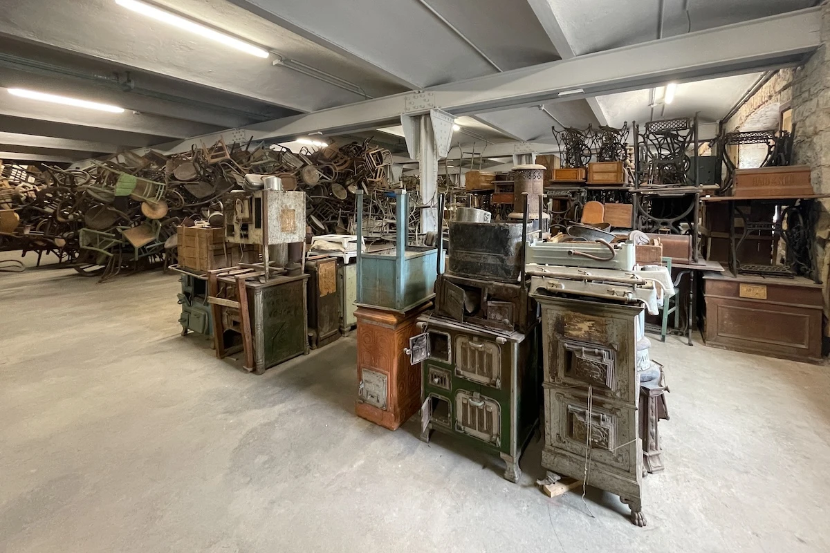 2 minuti faGli oggetti lasciati indietro dagli esuli di Istria e DalmaziaSono custoditi in un magazzino di Trieste che diventerà un museo, e che racconta una storia novecentesca a lungo dimenticata