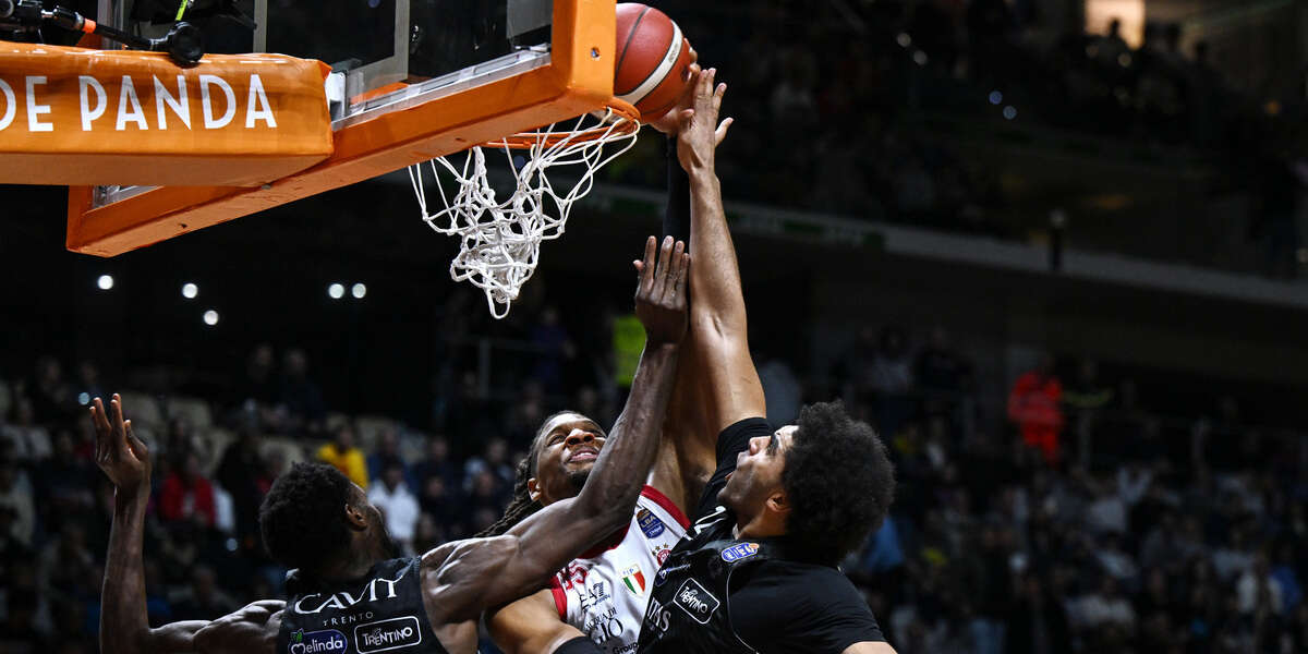 L’equilibratissimo campionato di Serie A di basketCi sono quattro squadre al primo posto con gli stessi punti, e in fondo alla classifica la situazione non è molto diversa