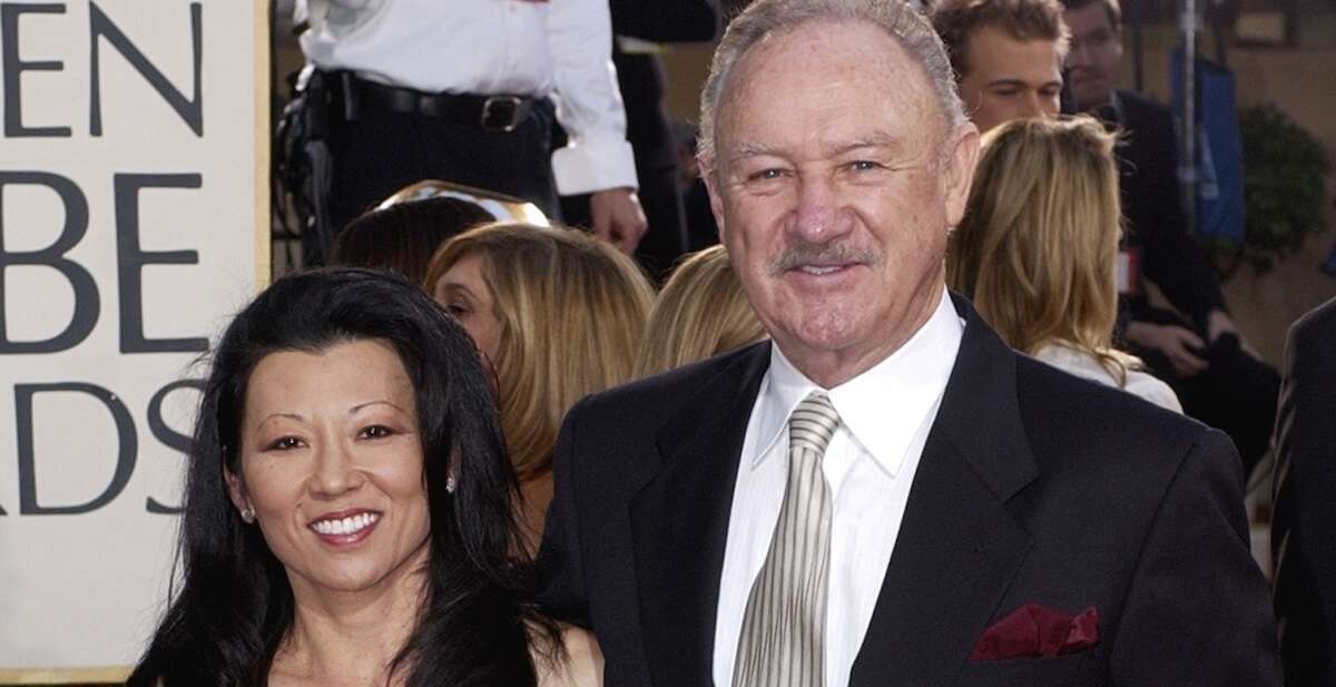 La moglie di Gene Hackman è morta un giorno più tardi di quanto inizialmente si era ipotizzato