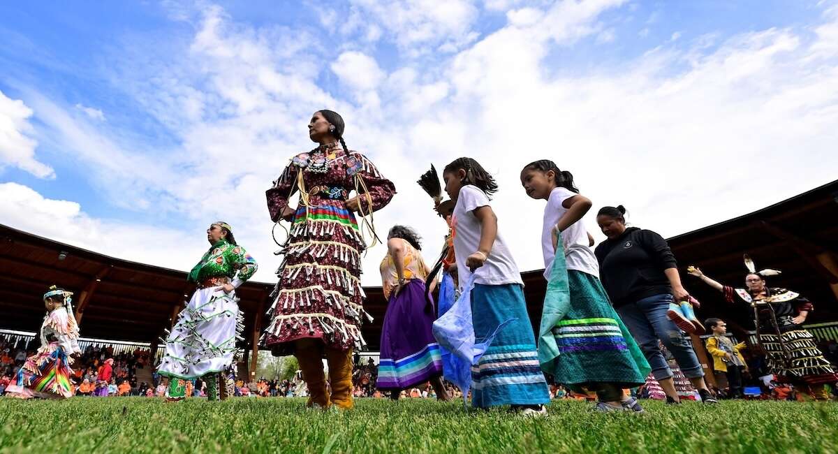 Il dibattito canadese sulle tombe vicino agli ex collegi per bambini indigeniRiguarda l'opportunità di riesumare i corpi per ricostruire ed elaborare un pezzo di storia del paese, ma intanto alimenta teorie negazioniste