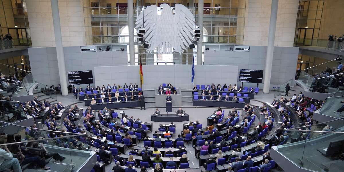 L’importante voto del parlamento tedesco per allentare il “freno al debito”Oggi la Germania prova a fare una cosa che la Costituzione le vietava da oltre 15 anni: investire a debito centinaia di miliardi di euro in spese militari e infrastrutture