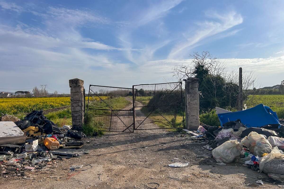 La Terra dei fuochi brucia ancoraNelle campagne tra il napoletano e la provincia di Caserta le bonifiche delle discariche non sono mai cominciate, e non è cambiato quasi niente