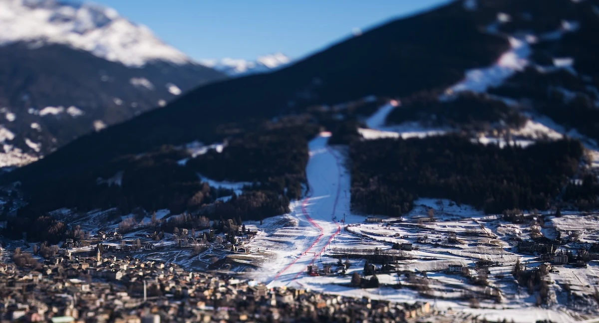 1 minuto faLe Olimpiadi di Milano Cortina Bormio Livigno Tesero Predazzo Anterselva VeronaMancano 100 giorni alle Olimpiadi più diffuse di sempre, che si chiamano come due posti ma che ne riguarderanno molti di più