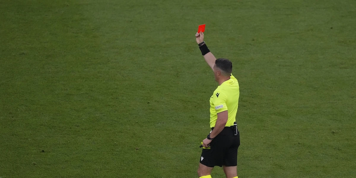 5 minuti faLa Federazione calcistica turca ha scoperto che molti arbitri professionisti scommettevano sulle partite