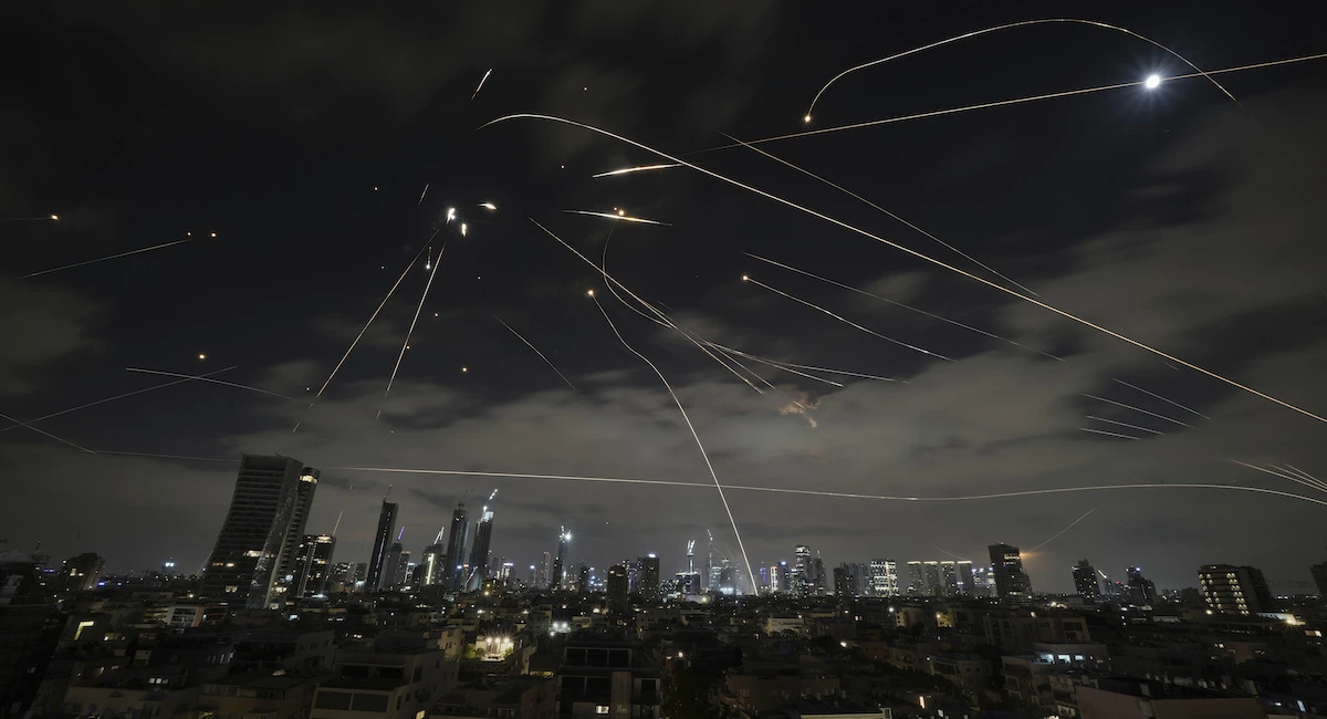 Nove risposte sui bombardamenti tra Israele e IranPerché proprio ora, quanto andranno avanti e cosa sta succedendo a Gaza, tra le altre