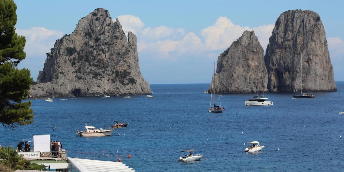 A Capri sarà vietato disturbare i turisti per fare pubblicitàUna nuova ordinanza vieta di avvicinarli per vendere attività come escursioni e gite in barca, o per provare a farli entrare nei ristoranti