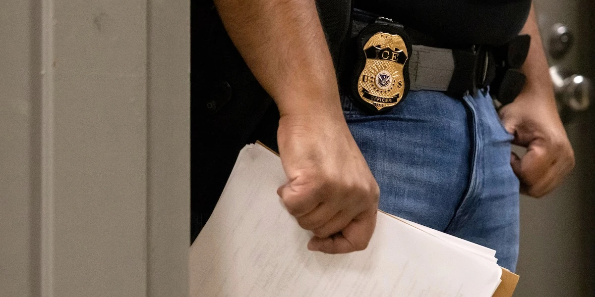 Trump sta cambiando i criteri per espellere gli immigrati irregolariDopo le lamentele dei rappresentanti dei settori che si basano sulla loro manodopera a basso costo