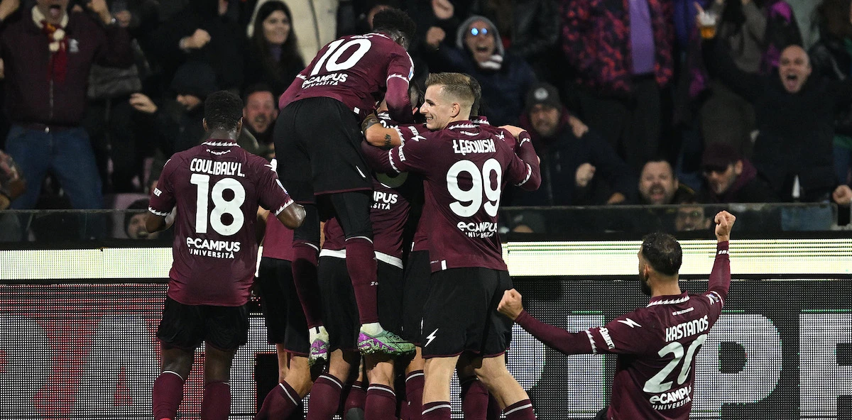 Diversi calciatori della Salernitana sono stati portati in ospedale per una sospetta intossicazione alimentare, dopo la partita dei playout di Serie B con la Sampdoria