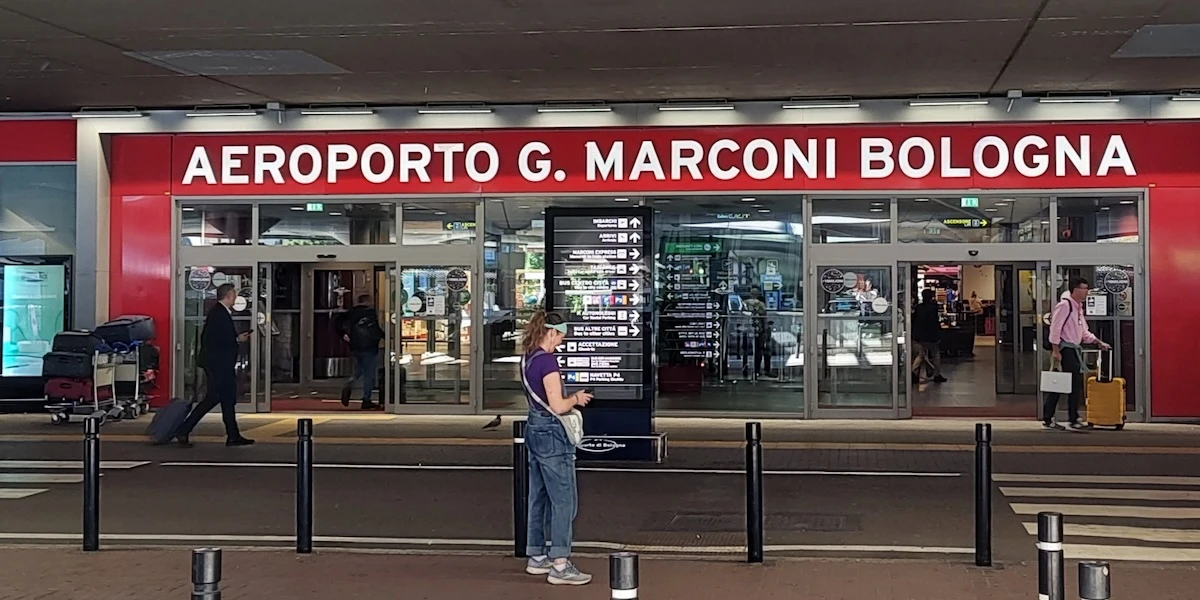 Una decina di voli è stata dirottata dall’aeroporto di Bologna verso altri scali a causa dei forti temporali