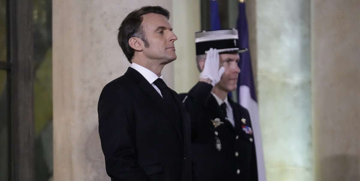 Emmanuel Macron prova a rilanciare l’iniziativa europea sull’UcrainaHa detto che il futuro del continente «non può essere deciso a Washington o a Mosca» e ha annunciato un vertice fra i capi militari dei paesi disposti collaborare alla difesa