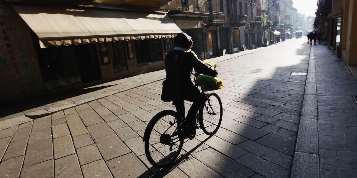 Anche a Pavia vogliono fare una “città 30”Il comune lombardo ha annunciato un piano per aumentare le strade con il limite di velocità di 30 chilometri orari