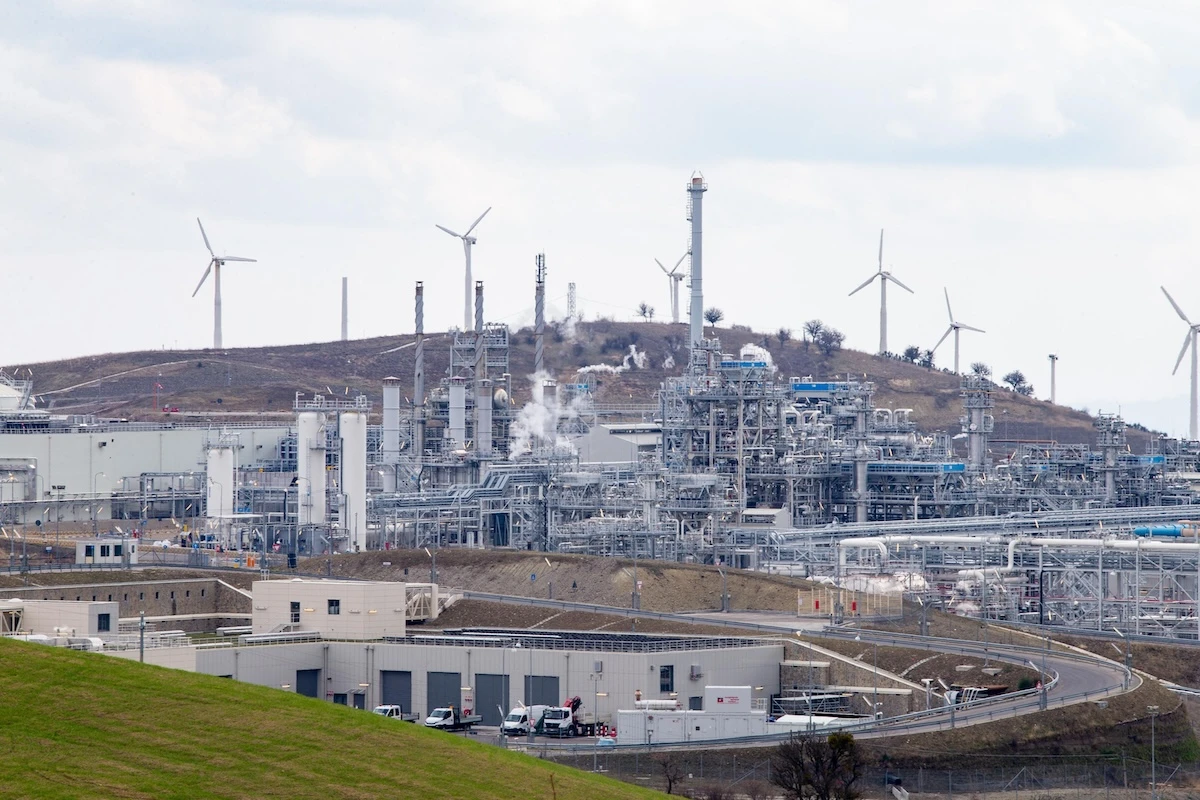 4 minuti faLa crisi energetica arricchisce la Basilicata, ma non i lucaniChe anzi, si impoveriscono: la benzina costa di più proprio nelle zone interne dove ci sono i giacimenti petroliferi