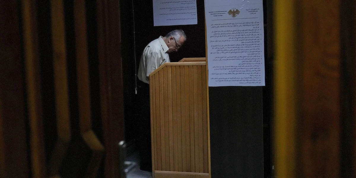 2 minuti faLe prime elezioni in Siria dalla fine della dittaturaMa non saranno davvero democratiche: il processo elettorale è stato accusato di non essere rappresentativo delle molte minoranze etniche e religiose