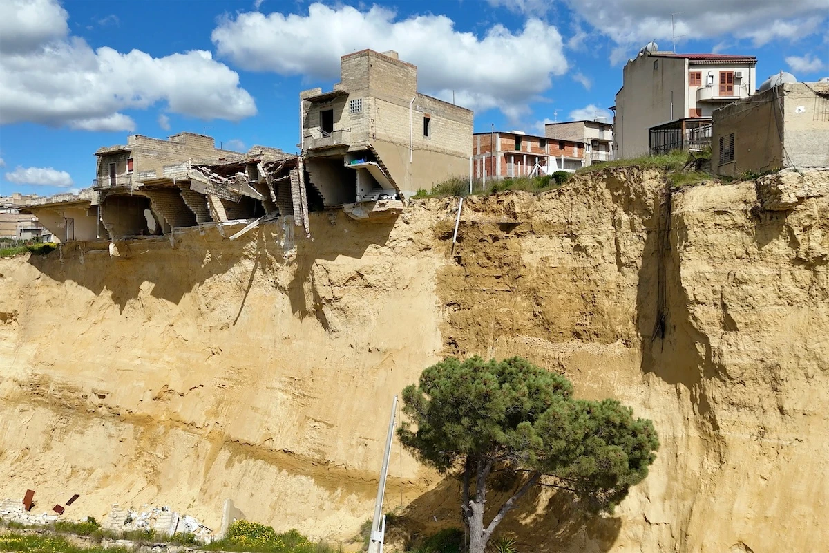 2 minuti faA Niscemi saranno demolite tutte le case nella zona rossaIl piano di abbattimenti e rimborsi studiato della Protezione civile non piace agli abitanti sfollati, pronti a protestare