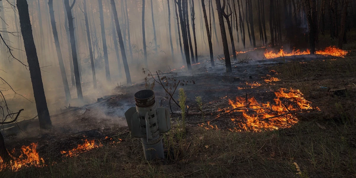 3 minuti faLa Russia sta alimentando i vasti incendi in Ucraina?Un'inchiesta del Guardian e del Kyiv Independent ha documentato attacchi che puntano a distruggere gli alberi e ostacolare i soccorritori
