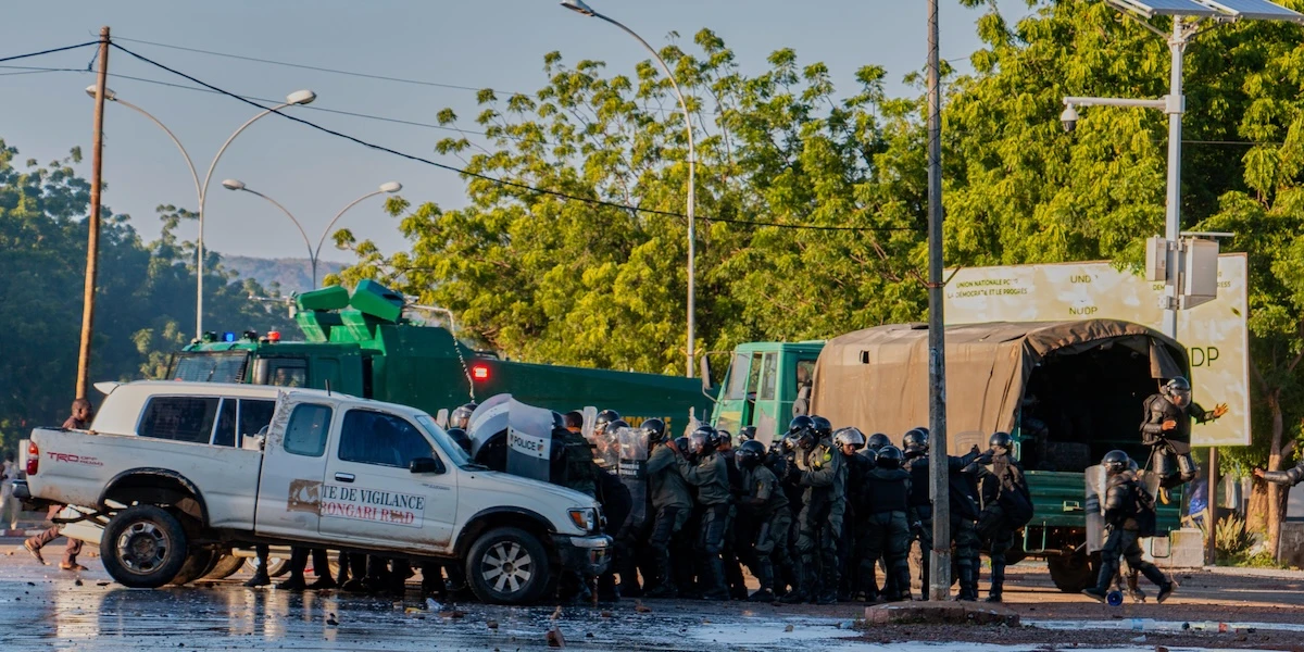 4 minuti faQualcuno ha dato fuoco alla sede del partito di governo in Camerun, nell’ambito di proteste antigovernative