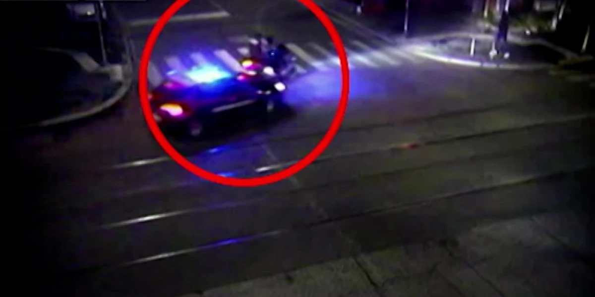 2 minuti faLe indagini sulla morte di Ramy Elgaml sono ancora ferme a questa immagineL'accusa non ha chiaro cosa sia successo nel momento decisivo prima dell'incidente, nonostante molte consulenze tecniche