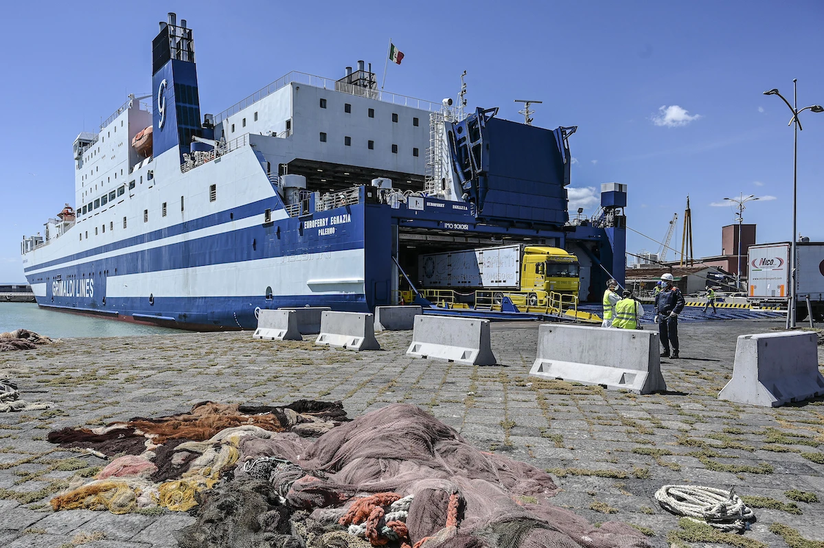 3 minuti faIn Sicilia la protesta degli autotrasportatori si è estesa al mareOra anche i pescherecci si sono fermati per i rincari del gasolio, con probabili conseguenze per il mercato italiano