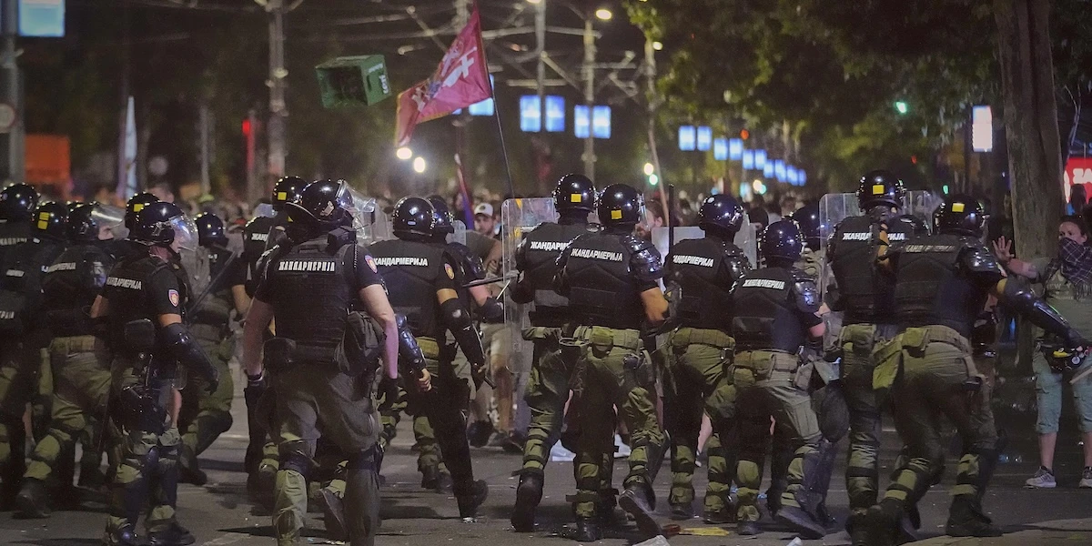In Serbia i manifestanti hanno bloccato le strade per protestare contro gli arresti negli scontri di sabato nella capitale Belgrado