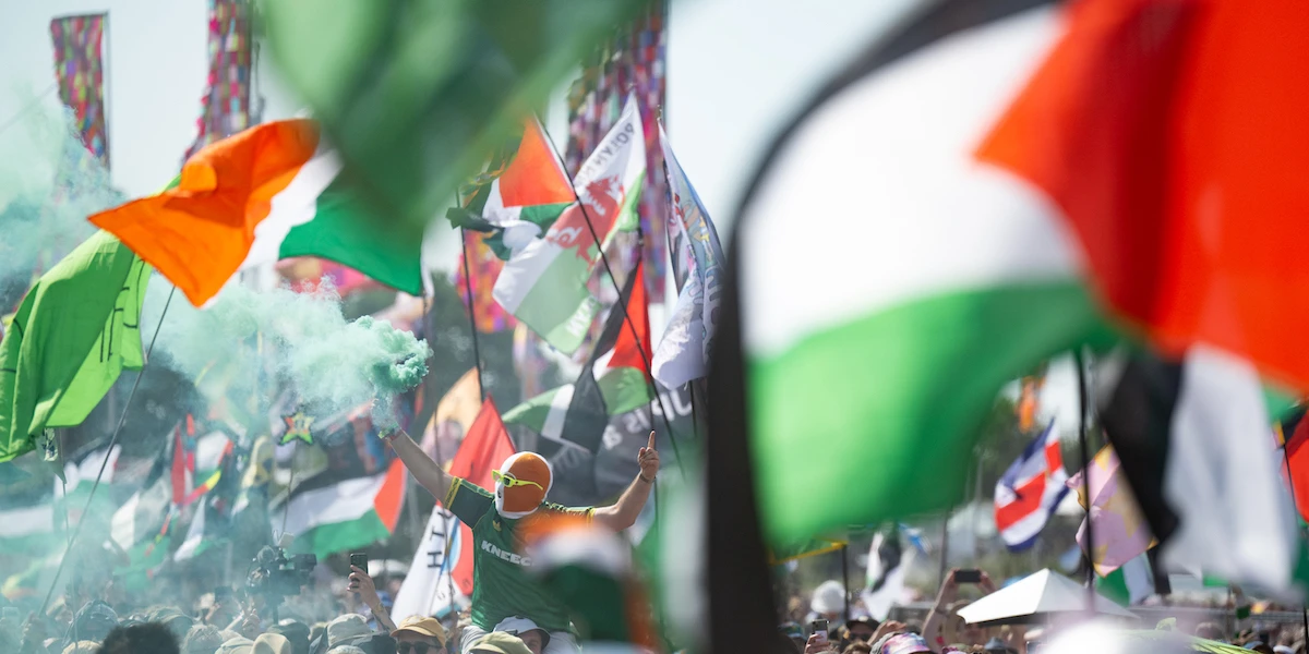 Quest’anno Glastonbury è diventato un caso politicoI messaggi a favore della popolazione palestinese al festival musicale più importante d'Europa non sono piaciuti al governo britannico
