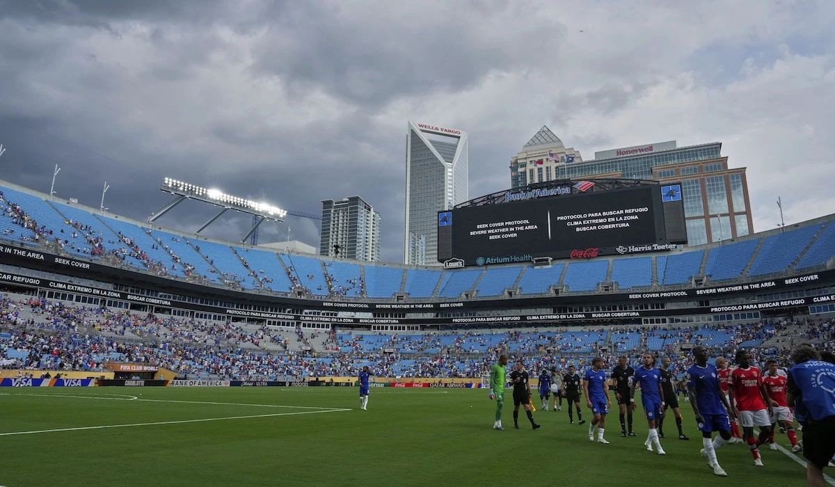 Giocare a calcio negli Stati Uniti d’estate non è una grande ideaFa caldissimo e per i fulmini sei partite del Mondiale per club sono state sospese: sarà un problema anche ai Mondiali del 2026