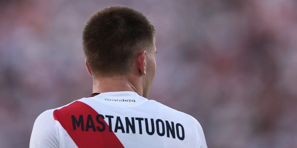 Il giovane di cui si parla di più al Mondiale per clubFranco Mastantuono, 17 anni, gioca nel River Plate ma è già stato comprato dal Real Madrid per un sacco di soldi