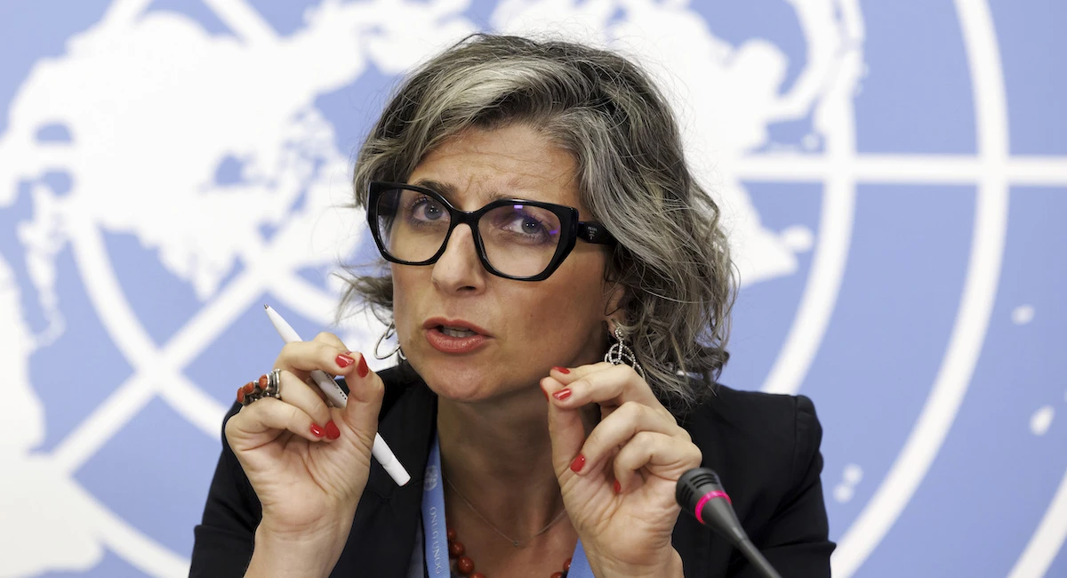 1 minuto faLe sanzioni degli Stati Uniti contro la relatrice dell’ONU Francesca AlbaneseÈ una delle critiche più note dei crimini commessi da Israele nella Striscia di Gaza, e c’entra un rapporto sulle aziende che sostengono l’esercito israeliano