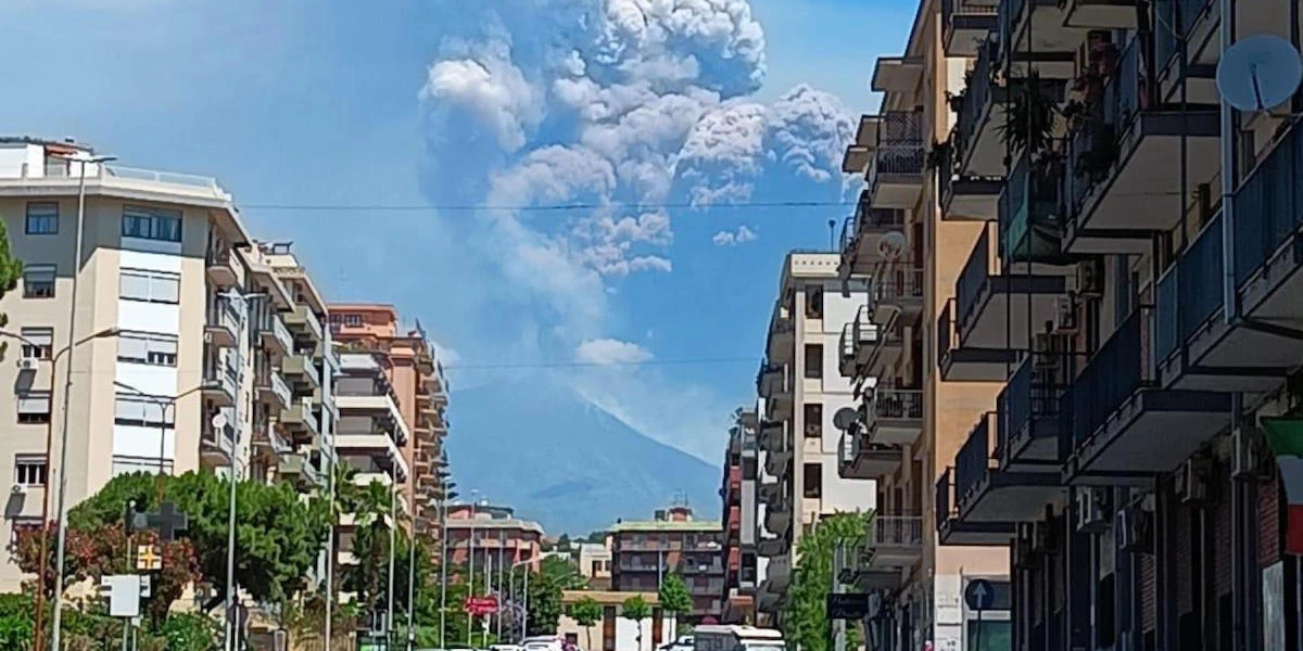 È in corso una ingente eruzione dell’EtnaÈ crollato un pezzo del cratere Sud Est, ma al momento non si segnalano particolari pericoli o disagi