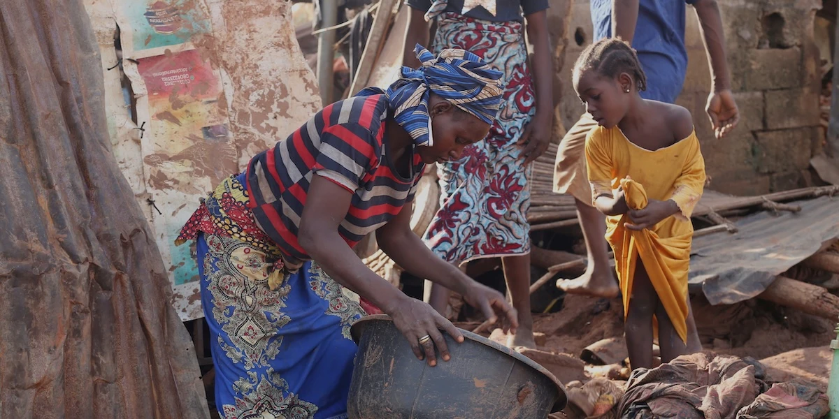 I morti per l’alluvione in Nigeria sono molti di più di quanto si pensasseA distanza di qualche giorno sono state interrotte le operazioni di soccorso, e le persone ancora disperse (quindi da considerarsi morte) sono 500