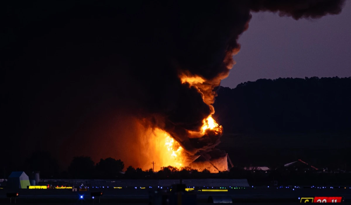 4 minuti faUn aereo cargo di UPS si è schiantato dopo il decollo in Kentucky, causando un grosso incendio