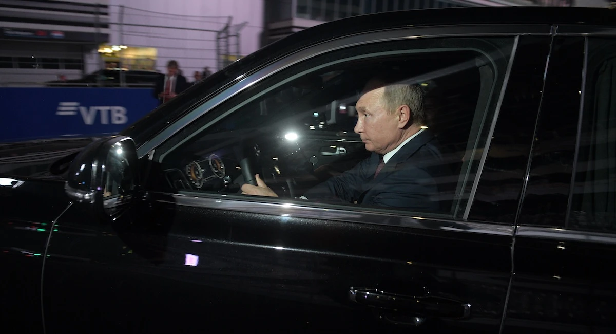 pochi secondi faLa limousine con cui Putin porta in giro tuttiÈ stata costruita interamente in Russia ed è usata da tempo come strumento diplomatico: l'ultimo a farsi un giro è stato Narendra Modi