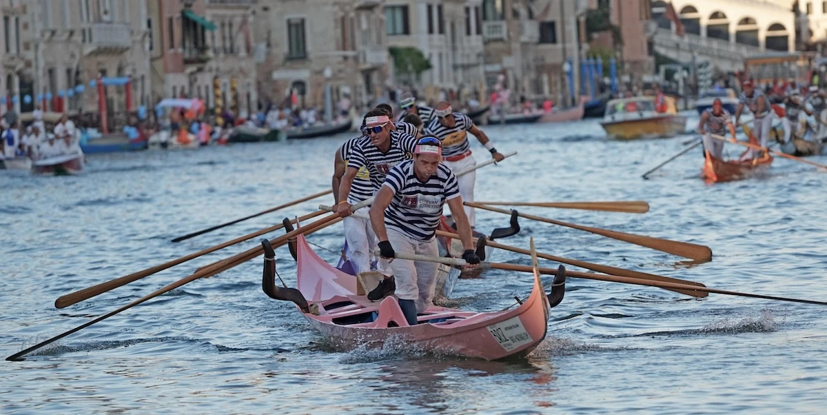 2 minuti faUna regata storica dovrebbe fare controlli antidoping?Quella di Venezia li ha fatti per anni ma quest’anno no, perché senza una federazione è difficile e poco utile