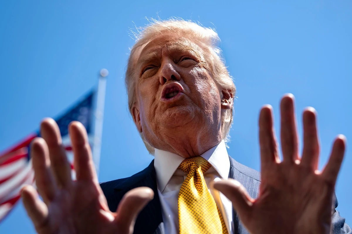 pochi secondi faLe aziende tecnologiche hanno convinto Trump a non regolare di più le AI, per oraStava per firmare un ordine esecutivo che rivedeva il precedente approccio liberista, ma alla fine è stato dissuaso