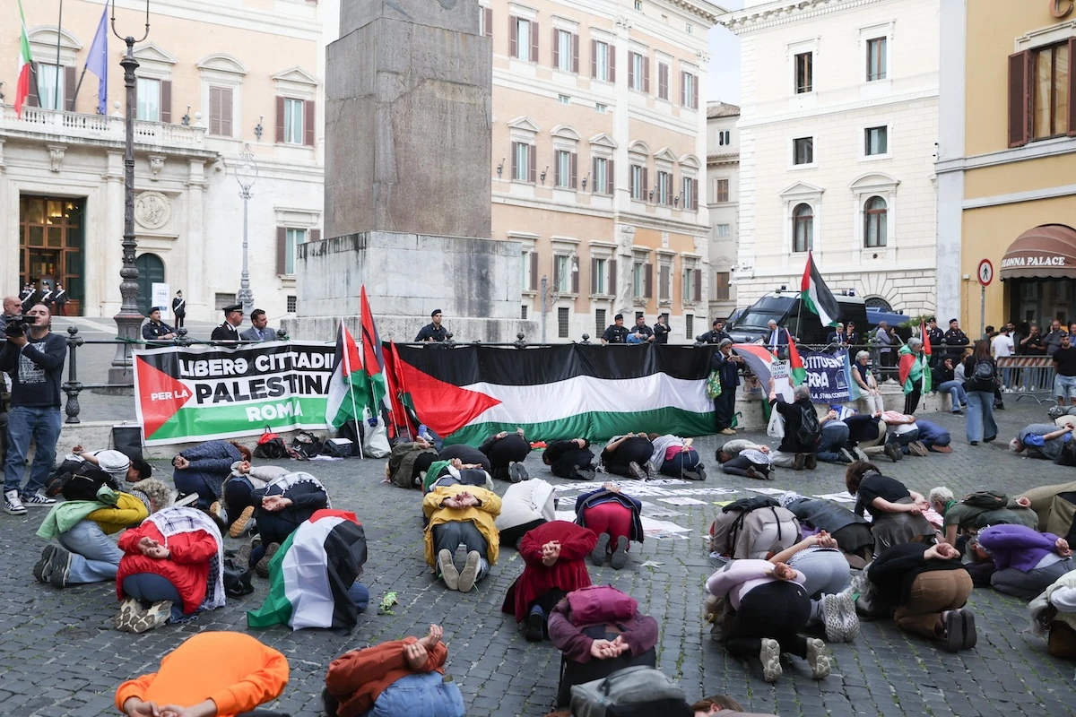 pochi secondi faLe violenze inflitte da Israele agli attivisti della FlotillaHanno raccontato di essere stati picchiati violentemente, di aver subìto molestie sessuali e umiliazioni: tre sono finiti in ospedale