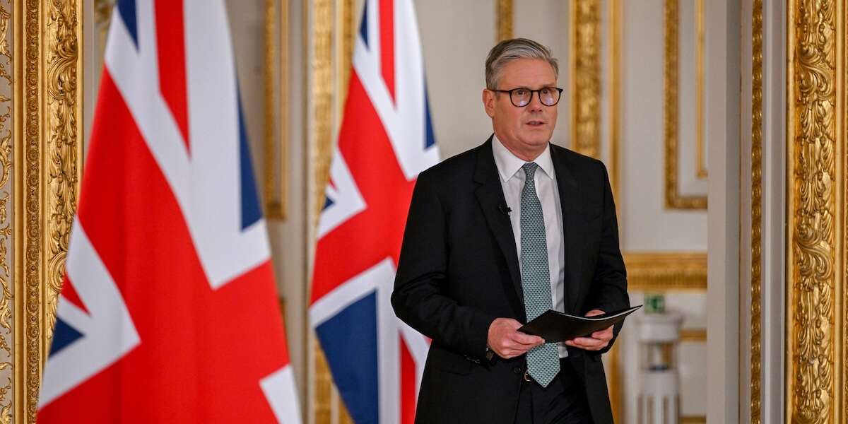 La nuova centralità di Keir StarmerIl primo ministro britannico si sta presentando come un mediatore tra l'Europa e gli Stati Uniti, in un momento in cui il dialogo non è per niente facile