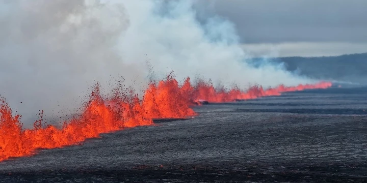 2 minuti faÈ eruttato nuovamente il vulcano nella penisola di Reykjanes, in Islanda: sono stati evacuati un piccolo paese e un centro termale