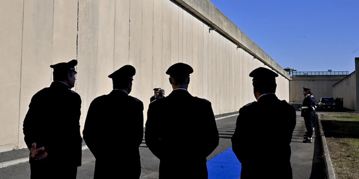 2 minuti faLe lunghe indagini sul suicidio di un poliziotto in carcere vicino a BariCi sono testimonianze di pesanti maltrattamenti nei suoi confronti, e per questo sono state respinte due richieste di archiviazione