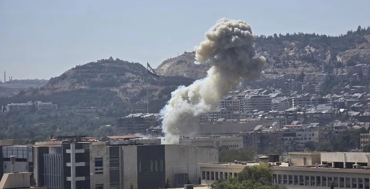 3 minuti faIsraele ha bombardato il ministero della Difesa siriano, a DamascoÈ il primo attacco contro la capitale siriana dopo tre giorni di bombardamenti nel sud del paese