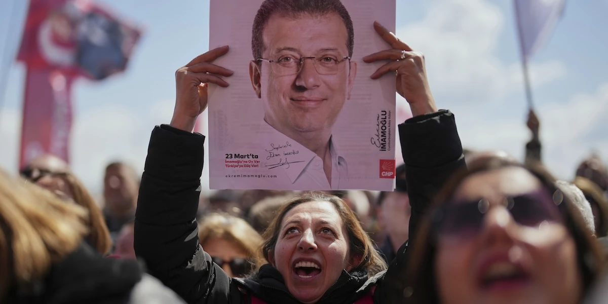 2 minuti faL’ex sindaco di Istanbul Ekrem Imamoglu è stato condannato a un 1 anno e 8 mesi di carcere per insulti e minacce a pubblico ufficiale